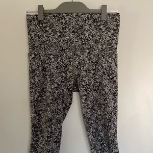 Athleta Salutation Stash Pocket II 7/8 Tight Capri Moonflower Black